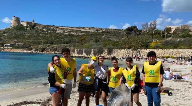 Gli studenti del Brotzu e Legambiente puliscono la spiaggia di Calamosca
