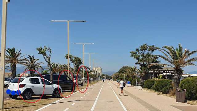 Auto parcheggiate sull'aiuola al Poetto