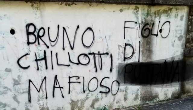 Le scritte contro Chillotti 