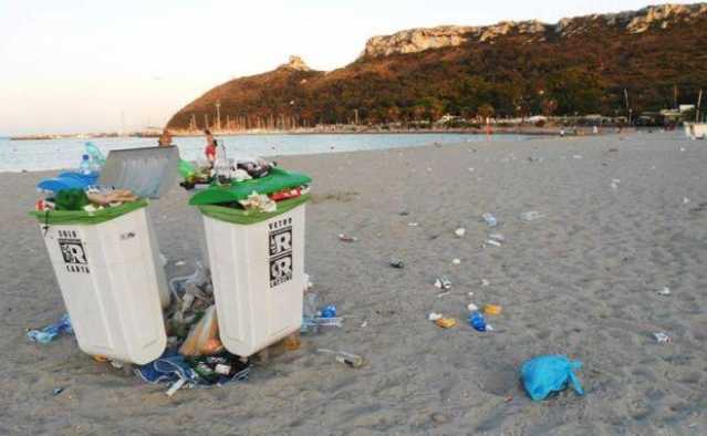 Rifiuti al Poetto 