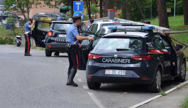 carabinieri auto fuga