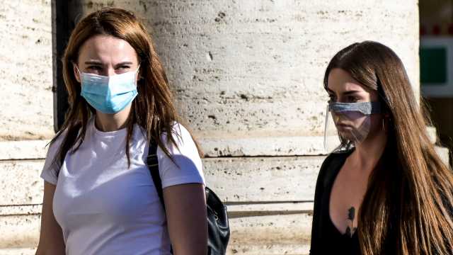 Stop isolamento per gli asintomatici? "Sarebbe un errore, calata la protezione del vaccino"