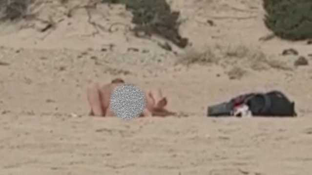Sesso sulla spiaggia dei nudisti a Piscinas, il video fa esplodere la polemica ad Arbus