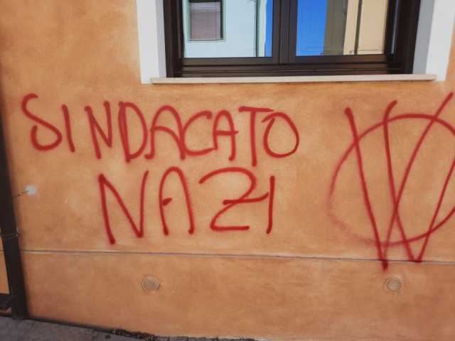 scritte contro cgil