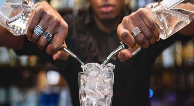Cagliari, continua a vendere alcol a minori: chiuso un locale del Corso