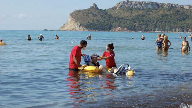 Poetto, allo stabilimento dell'Esercito il servizio di accompagnamento per i disabili gravi