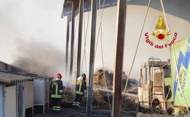 Vasto incendio nelle campagne di Ortacesus: in fiamme due capannoni 