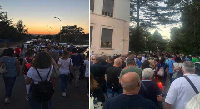 Crisi sanità, la fiaccolata a Nuoro: centinaia in piazza a protestare