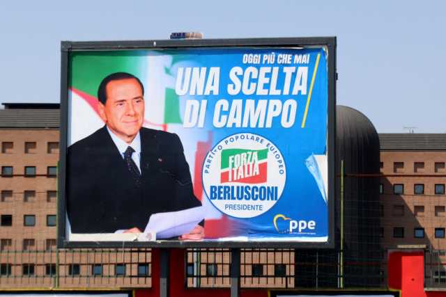 Berlusconi: "L'Italia tornerà al nucleare di quarta generazione"