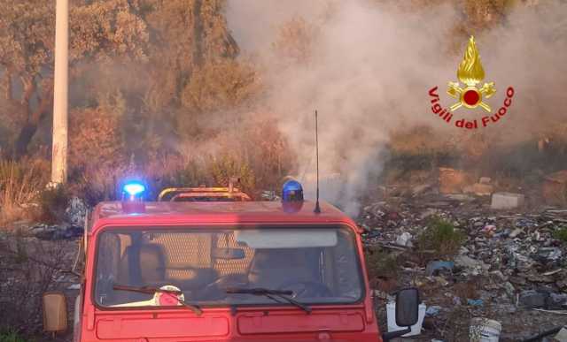 Incendio a Carbonia: in fiamme vegetazione, gomme e plastiche