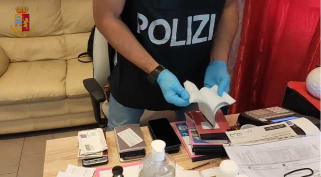 Polizia nel centro massaggi 