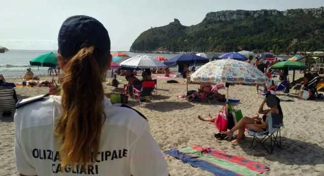 Cagliari, ruba uno smartphone da uno zaino in spiaggia: rintracciato e denunciato