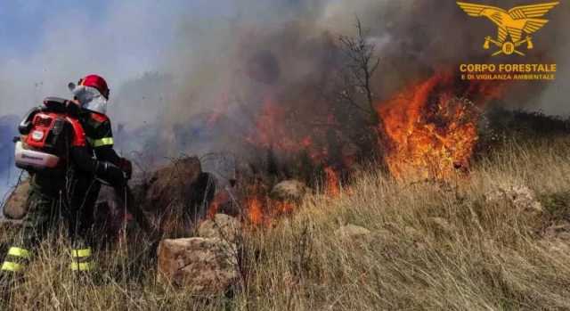 Un fulmine causa un incendio nelle campagne di Laconi: interviene l'elicottero