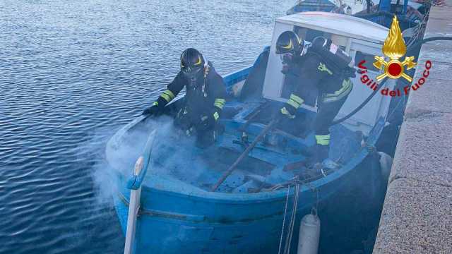 Sant'Antioco, in fiamme un peschereccio ormeggiato nel molo