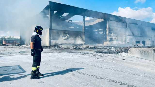Incendio a Sassari, vigili del fuoco ancora al lavoro: rischio inquinamento