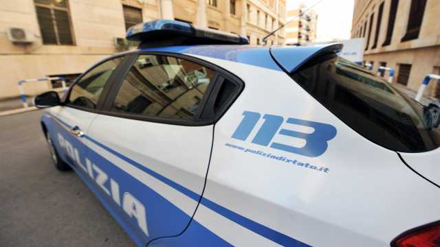 Una volante della polizia a Is Mirronis