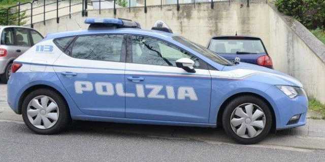 Molesta una ragazza e cerca di picchiare gli agenti con una stampella: settantenne in arresto