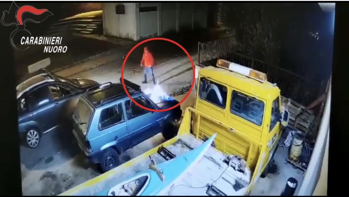 Tortolì, sorpresi dalle telecamere mentre incendiano tre auto