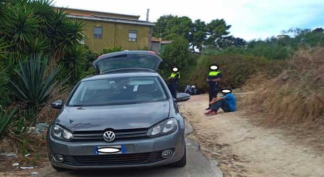 Cagliari, sorpresi a bordo di un'auto rubata e con un grosso coltello 