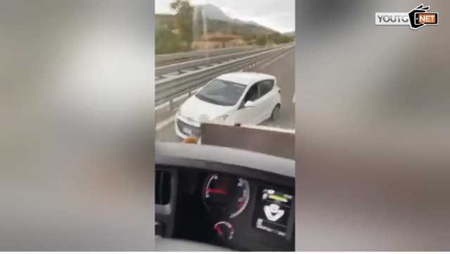 Paura sulla 131, auto contromano: un camionista la blocca