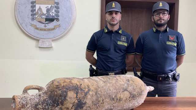 In casa una prestigiosa anfora romana: denunciato imprenditore sardo