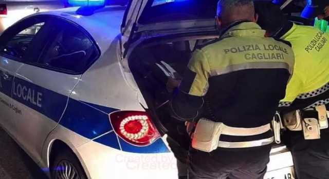 Cagliari, guida sotto effetto di alcol e droga e si schianta contro un palo