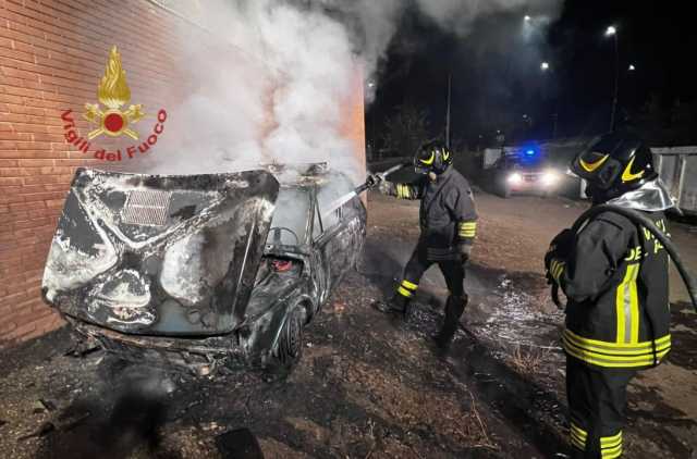 Decimo, in fiamme un'auto in sosta in piazza Santa Greca