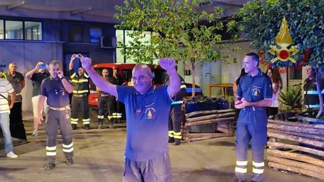 Cagliari, il capo reparto dei vigili del fuoco va in pensione: i colleghi lo salutano così (video)
