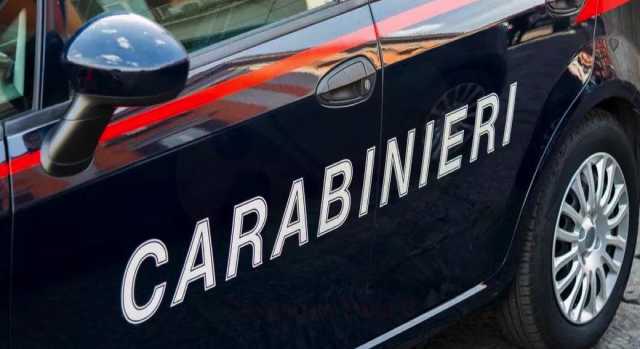 Barricato in casa con il figlio di 4 anni si arrende: apre la porta ai carabinieri