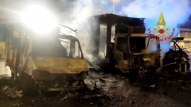 Incendio a Is Corrias: in fiamme due camper e due camion in sosta