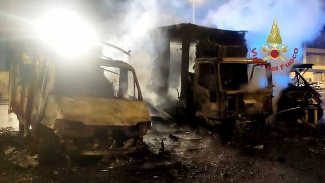 Incendio a Is Corrias: bruciano due camper e due camion in sosta