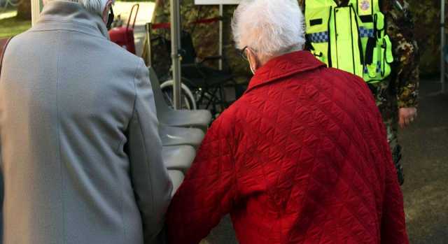 Badante infedele a Cagliari: preleva quasi 5mila euro dal bancomat dell'anziana disabile