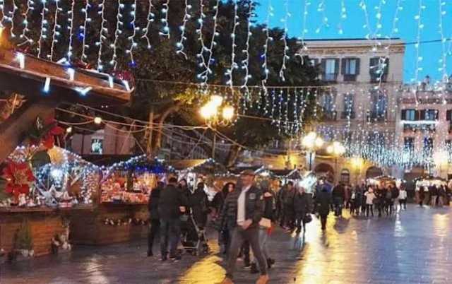 YouTG.NET - Per Natale luminarie accese (fino alle 22) a Cagliari,  mercatini e un pianoforte in piazza Yenne