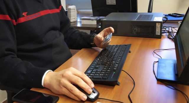 Cagliari, paga oltre 22mila euro per l'acquisto di una Mercedes online ma è una truffa