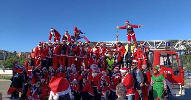 Centauri vestiti da Babbo Natale: la sorpresa ai bimbi del Microcitemico (video)