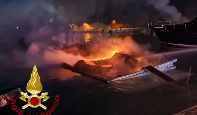 Incendio al porto di Castelsardo, barche in fiamme (Video)