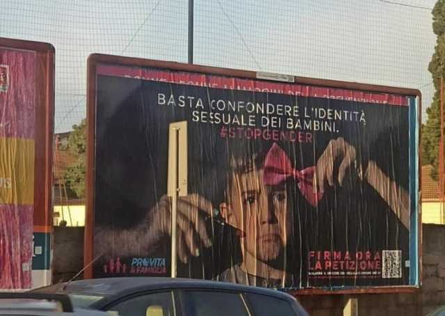"L'ideologia gender non esiste": polemica a Cagliari per i maxi cartelloni