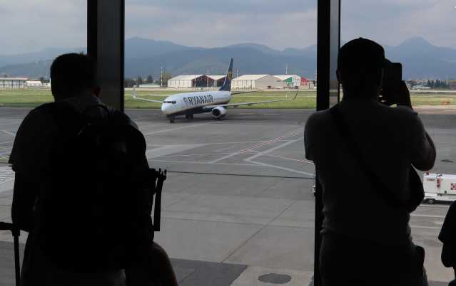 aereo che atterra in aeroporto