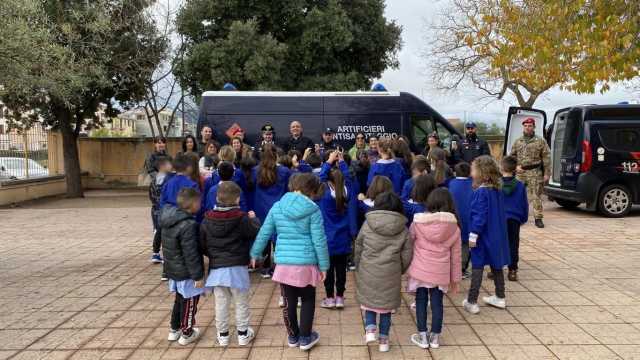 Girasole, i carabinieri a scuola per sensibilizzare sulla pericolosità dei botti