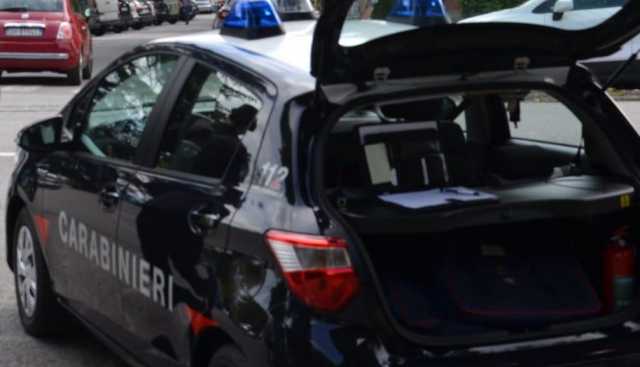 auto carabinieri dietro