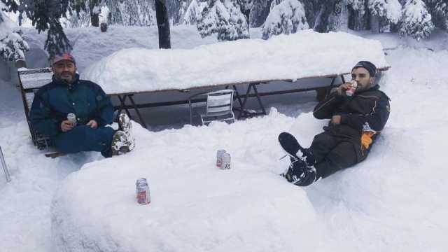 Pausa relax e birra in mezzo alla neve sulle montagne di Fonni