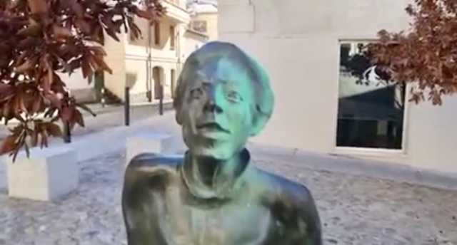 La statua imbrattata