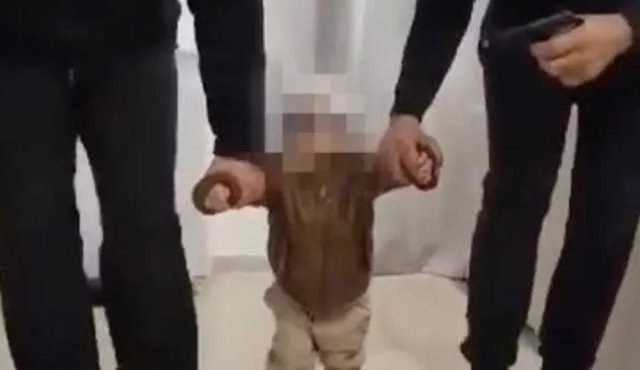 Vestono il bimbo da Messina Denaro con l'outfit dell'arresto e lo pubblicano sui social (Video)