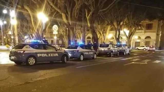 Calci e pugni agli agenti, il ministro: 