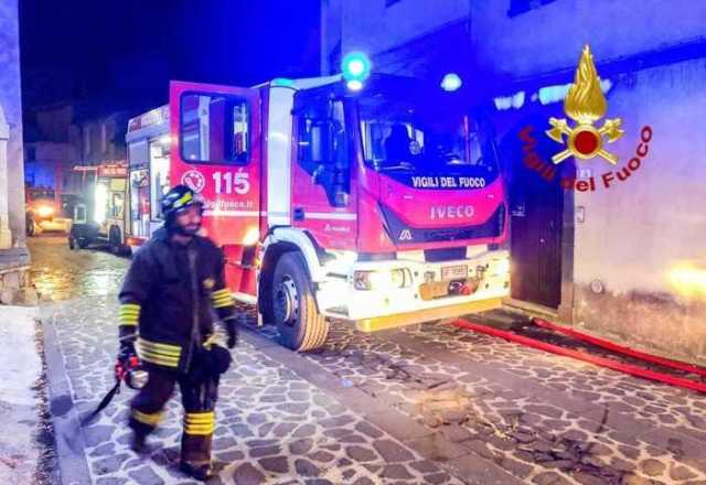 Incendio, vigili del fuoco