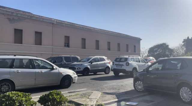 Cagliari, cantieri aperti e automobilisti bloccati nel traffico in viale San Vincenzo