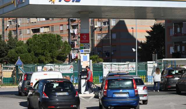 Ue, stop definitivo alla vendita di auto a benzina e diesel dal 2035: l'Italia si astiene