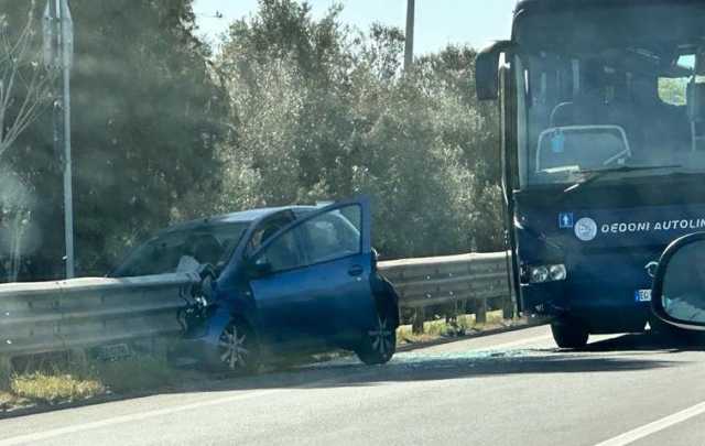 Tamponamento con una corriera, auto 