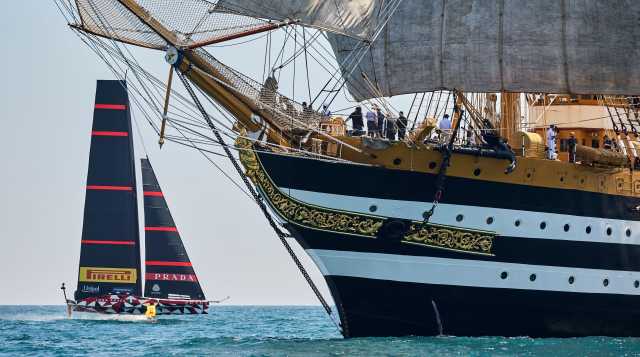 Amerigo Vespucci e Luna Rossa insieme nel golfo di Cagliari: lo storico incontro dopo 21 anni