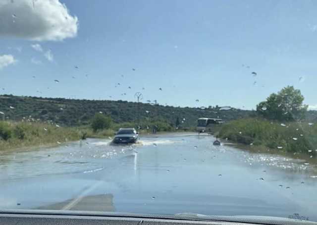 La pioggia blocca il traffico a Uri: allagata la strada statale
